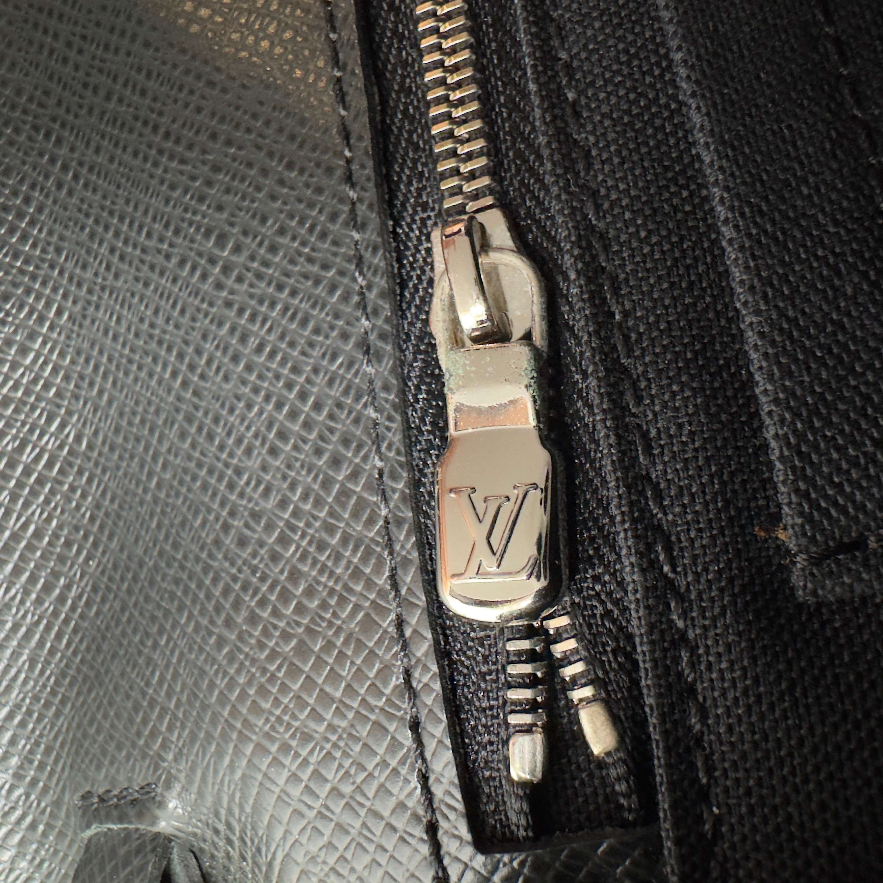 Louis Vuitton Taiga Pochette Belaia Ardoise Clutch Bag Black