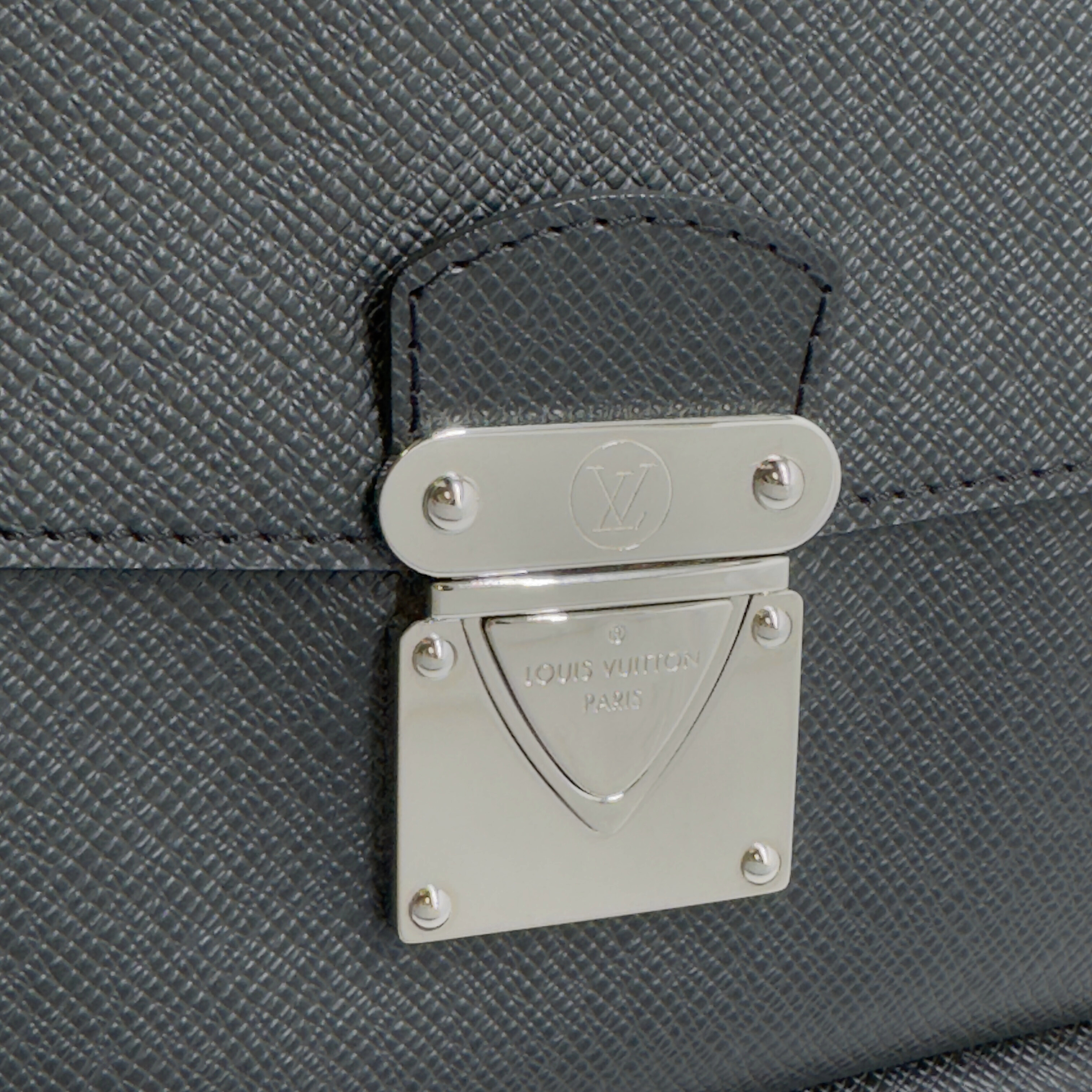 Louis Vuitton Taiga Pochette Belaia Ardoise Clutch Bag Black